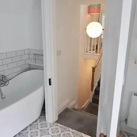 Charming 3-bedroom In With Private Garden *
