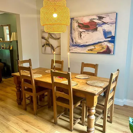 Ferienhaus Charming 3-bedroom In With Private Garden